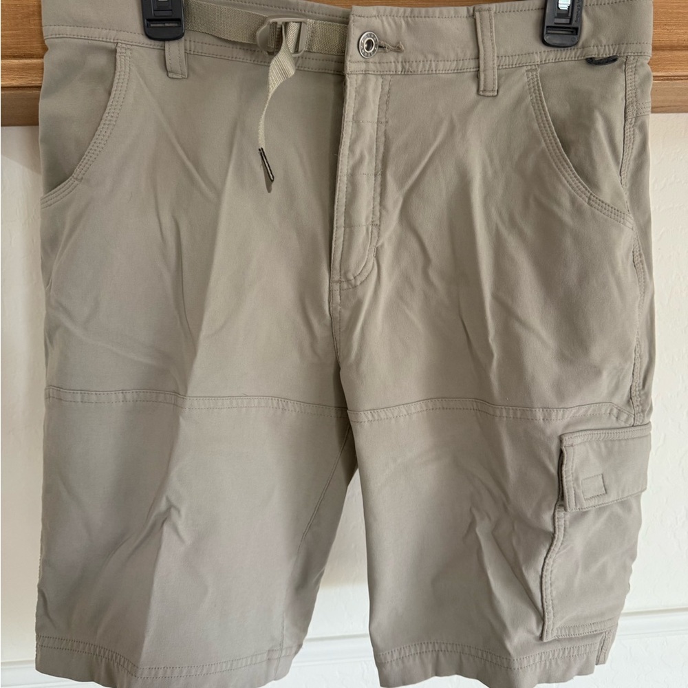 Gerry Tan stretch cargo shorts. Size 32, like new.